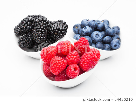 图库照片: fresh blueberry raspberry and blackberry in bowl