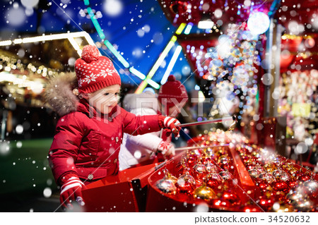 kids at christmas fair. children shopp xmas gifts. 34520632
