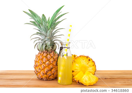 图库照片: pineapple juice with sliced pineapple fruit