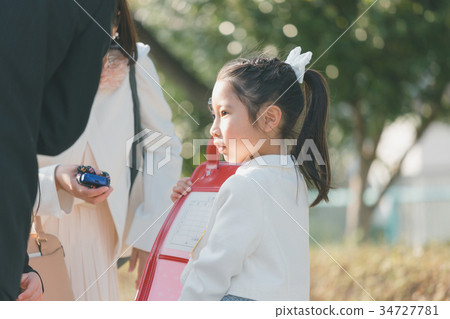 图库照片: 一年级新生 女孩 少女