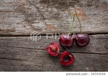 照片素材(图片): fresh cherries on wooden table.