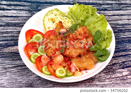 图库照片: spicy crispy deep-fried chicken salad.