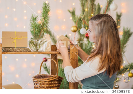 照片素材(图片): beautiful girl decorate the room for christmas