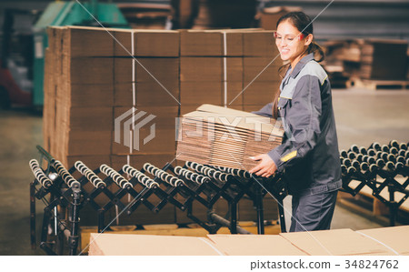 图库照片: paper mill factory worker