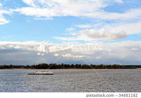 图库照片: view on volga river from samara city atcloudy day