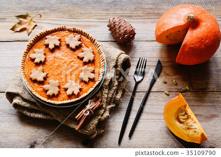 照片素材(图片): pumpkin pie thanksgiving day food