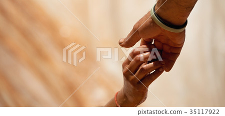 图库照片: couple hold hands,help when overcoming hindrances