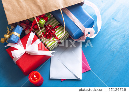 图库照片: shopping bag full with gifts