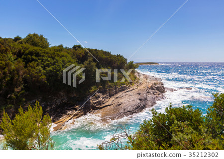 图库照片: rocky shore of the adriatic sea after storm