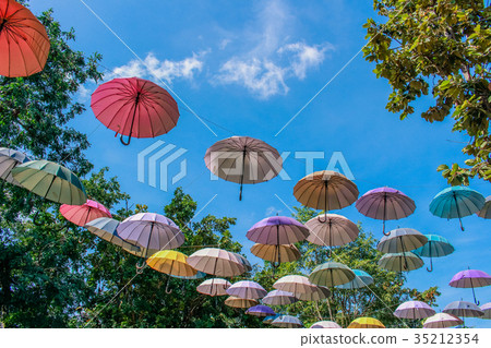 图库照片: umbrella sky