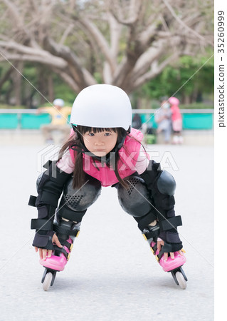 图库照片: girl play roller skating