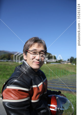 情侣/夫妻 照片 中年 男性 男 首页 照片 人物 男女 情侣/夫妻 中年