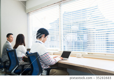构图 背影 照片 办公室 首页 照片 姿势_表情_动作 构图 背影 办公室
