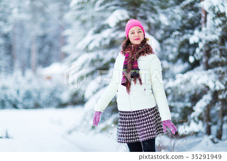 图库照片: happy winter women in park snow christmas lights