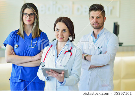 图库照片: young attractive female doctor in front of medical