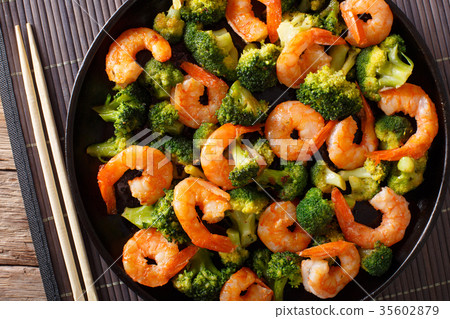 图库照片: stir fry with shrimp, broccoli and garlic