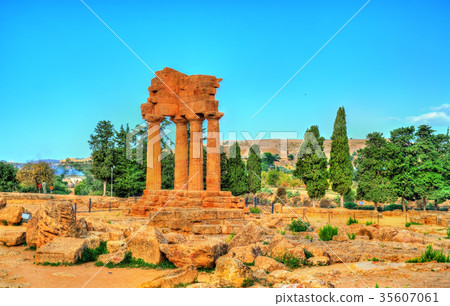 图库照片 the temple of castor and pollux at the valley of