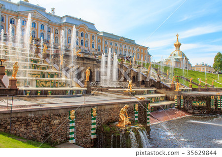 图库照片: grand cascade of peterhof palace, st.petersburg