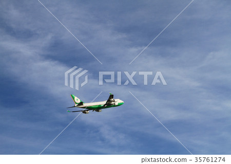 图库照片: zoom up front veiw of passenger jet plane take off