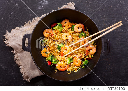 图库照片: stir fried noodles with shrimps and vegetables