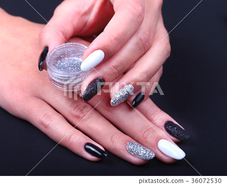 照片素材(图片): black, white nail art manicure. holiday style