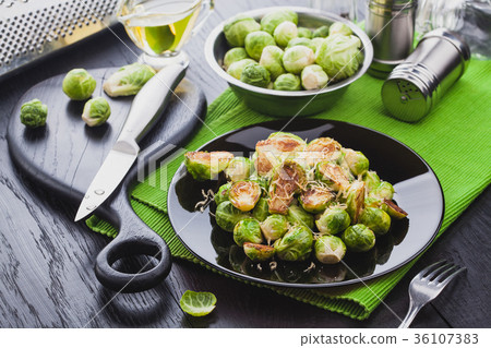 图库照片: roasted brussel sprouts with parmesan cheese