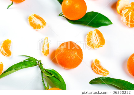 tangerine,bergamot 图库照片: ripe orange tangerine (mandarin) with leaves
