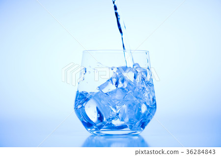 图库照片: pouring water from plastic bottle into a glass