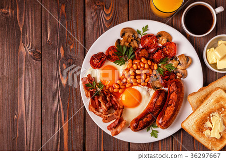 fried spider,black bean salad 图库照片: traditional full english breakfast with fried eggs