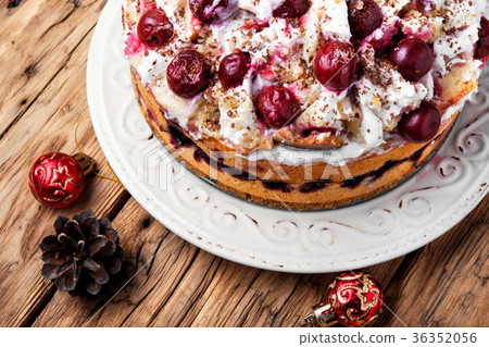 图库照片: christmas cherry pie