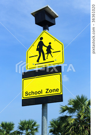 图库照片: school zone sign