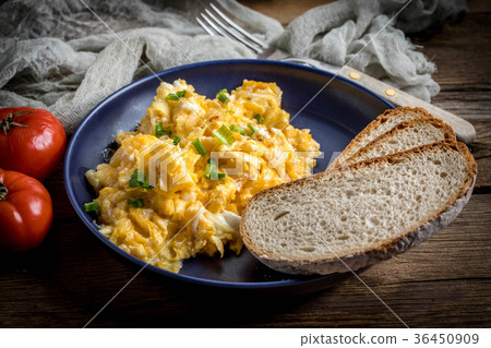 图库照片: scrambled eggs with onion and chives.