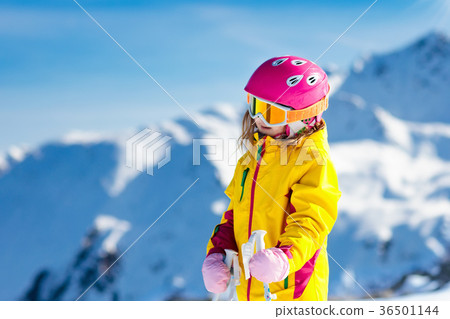 照片素材(图片): ski and snow fun. kids skiing.