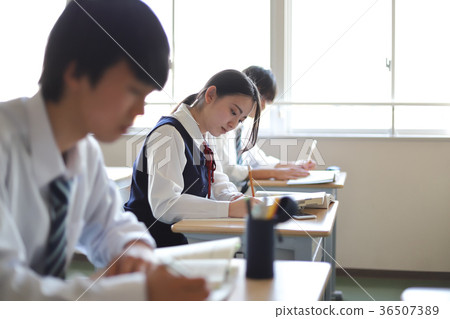 照片素材(图片): 教室 学习 人