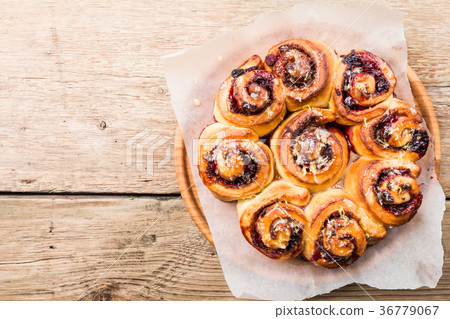 图库照片: homemade delicious cinnamon rolls