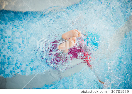 图库照片: child girl drowning in pool.