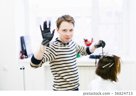 图库照片: the hairdresser in the beauty salon makes hair