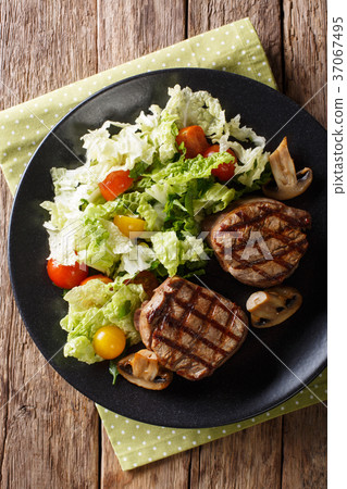 图库照片 grilled filet mignon steak with vegetable salad