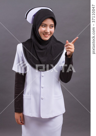 图库照片: muslim nurse pointing up finger