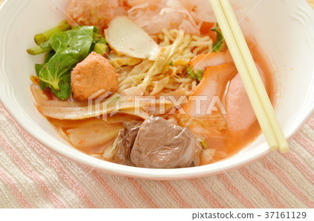 图库照片: yellow noodles with squid and fish ball in soup