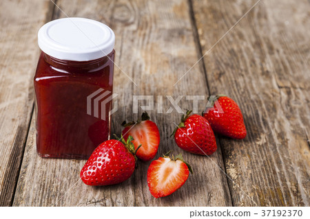 图库照片: jar of strawberry jam