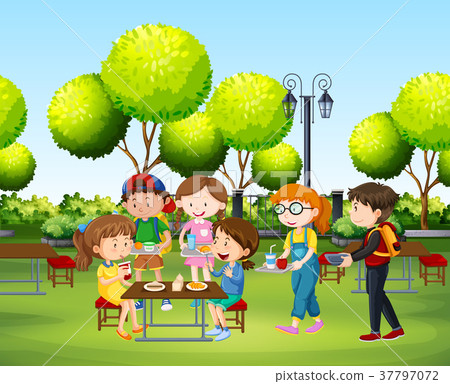 图库插图: people eating in the park at daytime