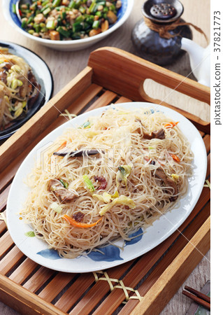 图库照片: stir fried rice noodles