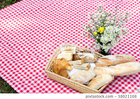 图库照片: picnic bread crossiant basket with fruit