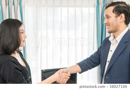 图库照片: business man and business woman hand shake