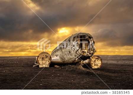 图库照片: old crashed plane in iceland with heavy storm