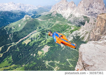 图库照片: base jumper jumping off a big cliff in dolomites