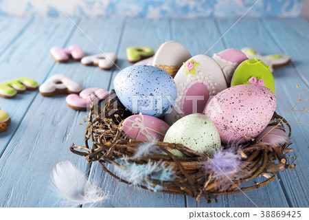 图库照片: colorful easter egg in the nest on wood background