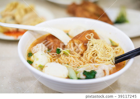 图库照片: wonton noodles in hong kong