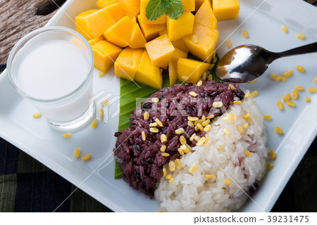 图库照片: mango with sticky rice in thai style dessert.